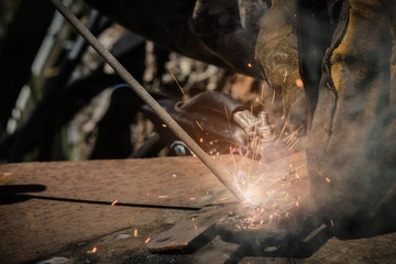 Welding of metal surfaces with sparks