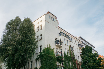 Fototapeta na wymiar old house in berlin between trees