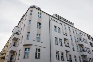 Fototapeta premium white corner building in berlin from low person perspective