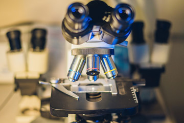 Optical microscope with four different objective lenses