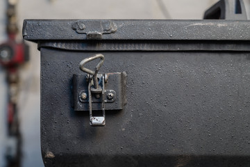 texture coal boiler with fastening for the lid