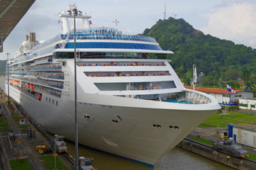 Princess Cruises Luxus Kreuzfahrtschiff Island Princess passiert Panamakanal