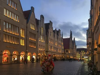 Adventszeit und Weihnachtsmann auf dem Fahrrad am Prinzipalmarkt in der deutschen Stadt Münster © A. Emson