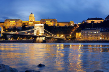Budapest, Blick auf den Burgberg mit Nationalgalerie und die Kettenbrücke