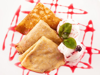 Crepes  y helado plato de postre. Vista superior