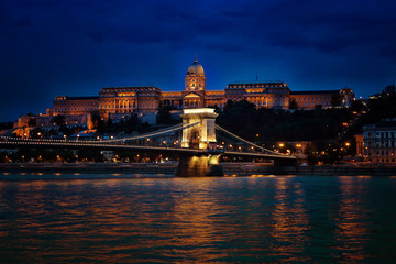 Blick auf die beleuchtete Burg in Budapest am Abend