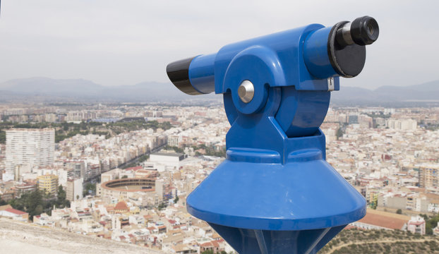telescopio mirador a una ciudad mediterranea