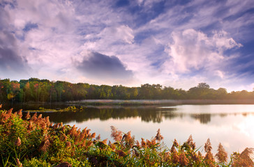 Paysage d& 39 automne d& 39 un lac de la baie de Chesapeake pendant le coucher du soleil