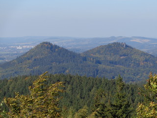widok na góry Sokole ze Skał Starościńskich w Rudawach Janowickich