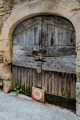 Vieille porte en bois dans les rues de Villeneuve d'Aveyron