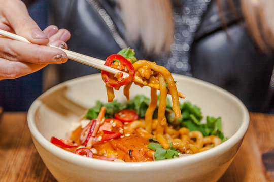 Pikantny kurczak z makaronem udon i kolendrą