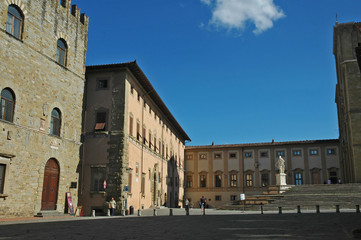 Fototapeta na wymiar Arezzo, piazza della libertà e Palazzo Comunale