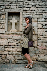 Femme et croix en pierre &agrave; Villeneuve d'Aveyron