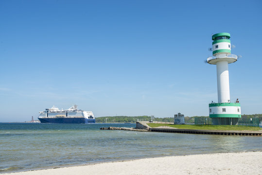 Leuchtturm und F&auml;hre auf der Ostsee in Kiel, Deutschland
