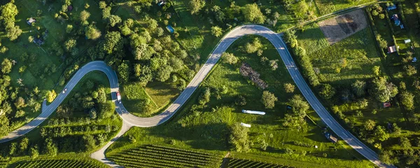 Foto op Plexiglas Luchtfoto Luftaufnahme, Straßenserpentinen durch ländliche Gegend in Schnait, Remstal, Baden Württemberg, Deutschland