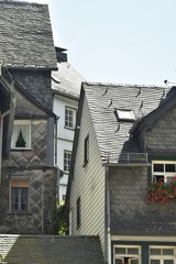 Fototapeta na wymiar Bâtisses typiques aux murs ardoisées ou en planches au centre historique de Monschau en Allemagne 