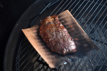 zartes  Rindfleisch, gegrillt auf einer holzplatte 