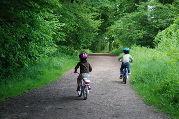 Enfants &agrave; v&eacute;lo dans une for&ecirc;t - Children riding their bicycles in a forest in France