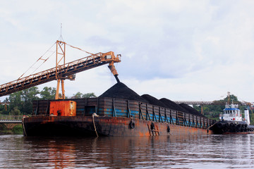 Large Industrial Machine Barge loading conveyor