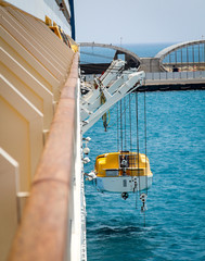 Fototapeta premium enderboot im Wassern, an Schiff, Rettung, Seenotrettung 