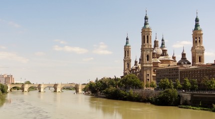 Fototapeta na wymiar Espagne Saragosse Zaragoza basilique du Pilar Nuestra Señora del Notre-Dame du Pilier pont de pierre sur l'Èbre Aragon