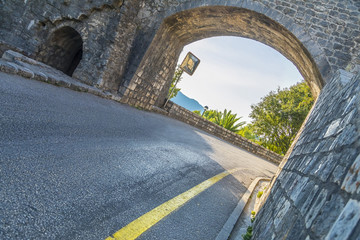 дорога через арку в старой крепости