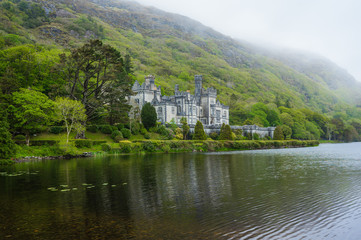 Obraz premium Historic Kylemore Abbey in the mist, County Galway