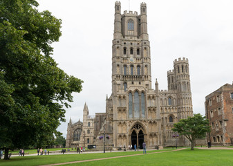 Fototapeta na wymiar Ely cathedral from the green