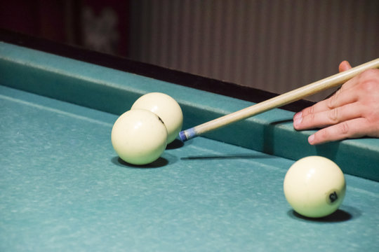 Billiards, billiard table. Targeting the cue in the ball for imp