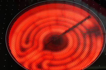 Cerankochfeld in betrieb mit hohen temperaturen zum Kochen