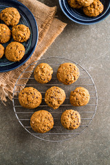 chocolate and cashew nut cookies