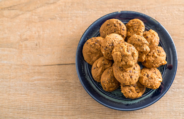chocolate chips and cashew nut cookies