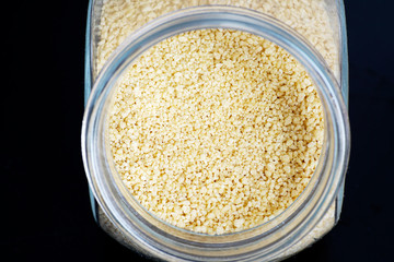 Couscous im Glas zum Kochen und würzen und zum verfeinern