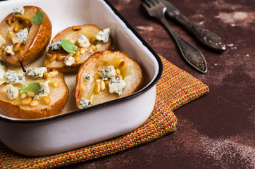 Baked pears with nuts