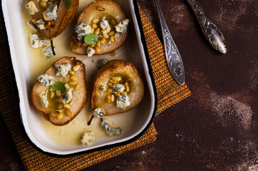 Baked pears with nuts
