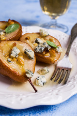 Baked pears with nuts