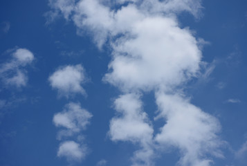 青空と雲「空想・雲のモンスターたち」（目撃者たち、顔・顔・顔のイメージ、面白い、面食らう、変なやつらなどのイメージ）