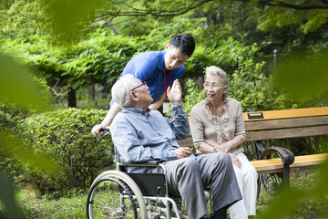 An old couple is talking to care workers