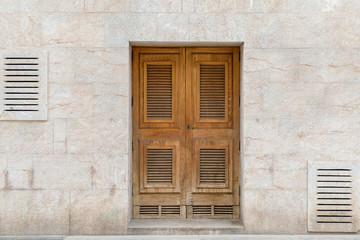 Fototapeta na wymiar Alte Holztür eines Hauses