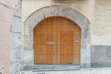 Fototapeta na wymiar Großes Tor mit Tür aus Holz einer Einfahrt