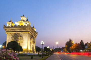 Fototapeta premium Pomnik Zwycięstwa Patuxay lub Patuxai, architektoniczny punkt orientacyjny Vientiane, stolicy Laosu