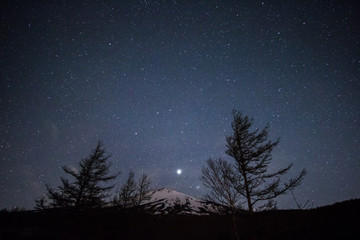 Fototapeta premium 須走登山口から富士山星空