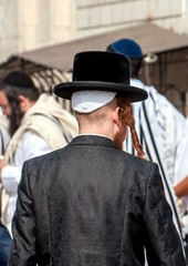 Hasid in a traditional hat on the street.