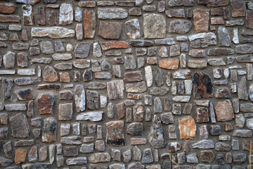 Alte Steinmauer mit senkrechter Verlegung als Hintergrund