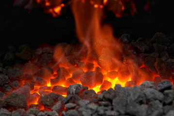 Glühende Kohlen im Feuer