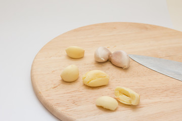 Fototapeta na wymiar Peeled garlic