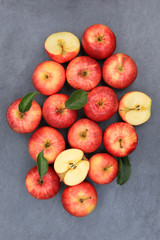 Äpfel Apfel rot Obst Schiefertafel hochkant Frucht Früchte von oben