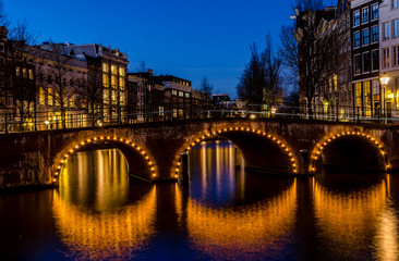 Fototapeta na wymiar Kanalbrücke in Amsterdam