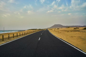 Fototapeta na wymiar Road through the middle of Desert