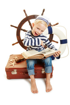 Kind freut sich &uuml;ber spannendes Buch